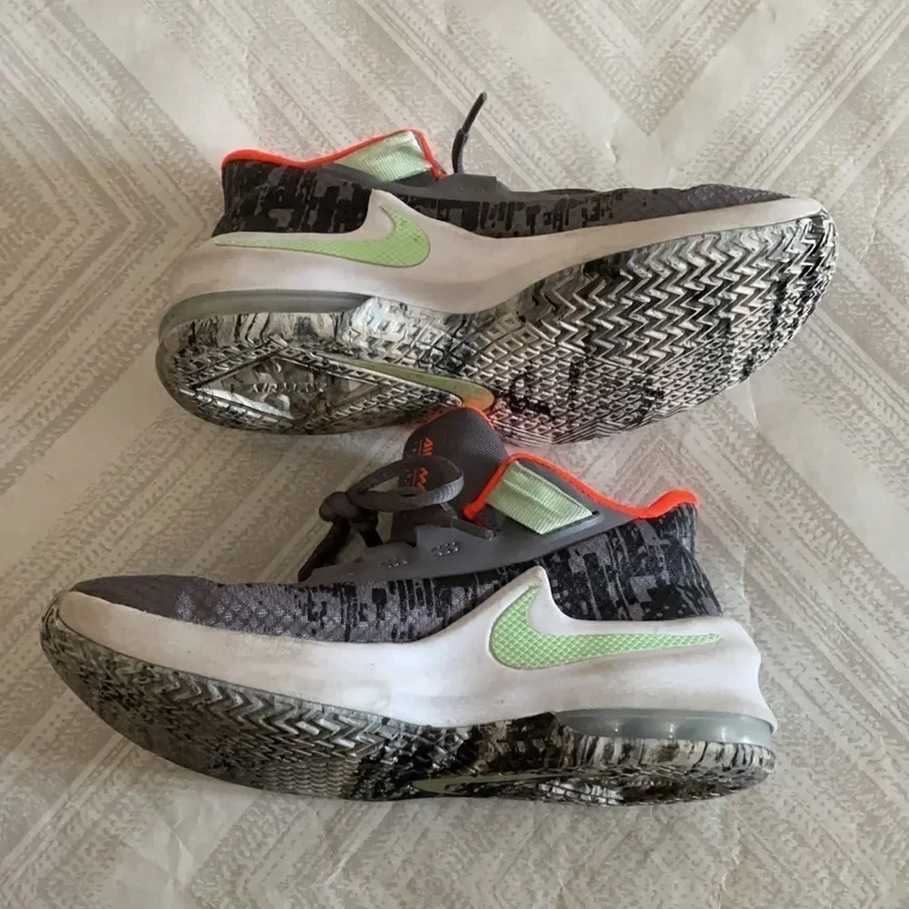 Nike Air Max Boys Infuriate 2 Mid Basketball Sneakers